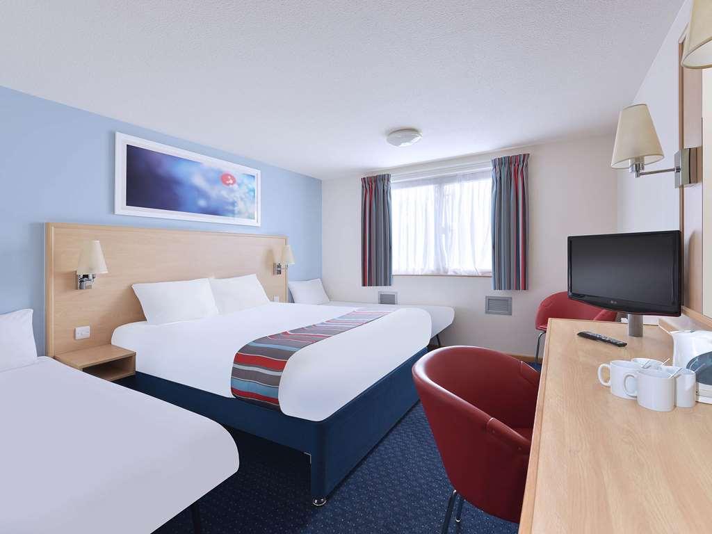 Travelodge Cirencester Room photo