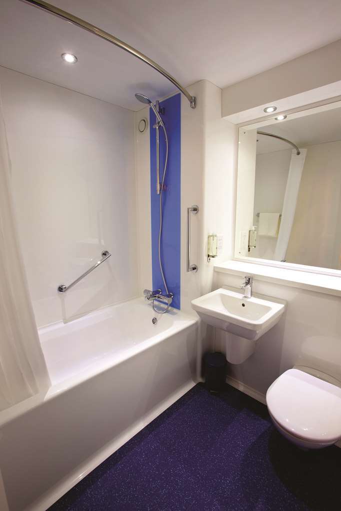 Travelodge Cirencester Room photo